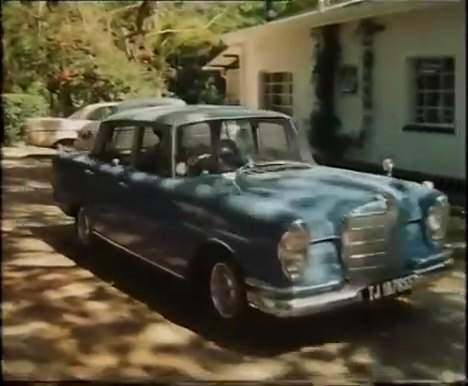 Mercedes-Benz 220