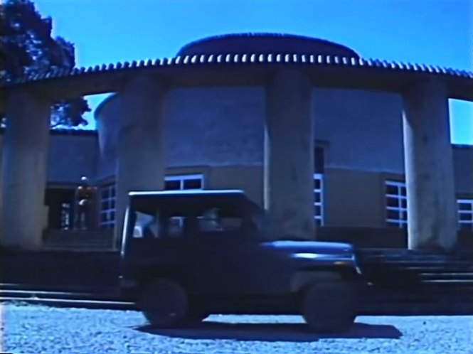 Jeep DJ-5 Dispatcher in Fugitive Alien