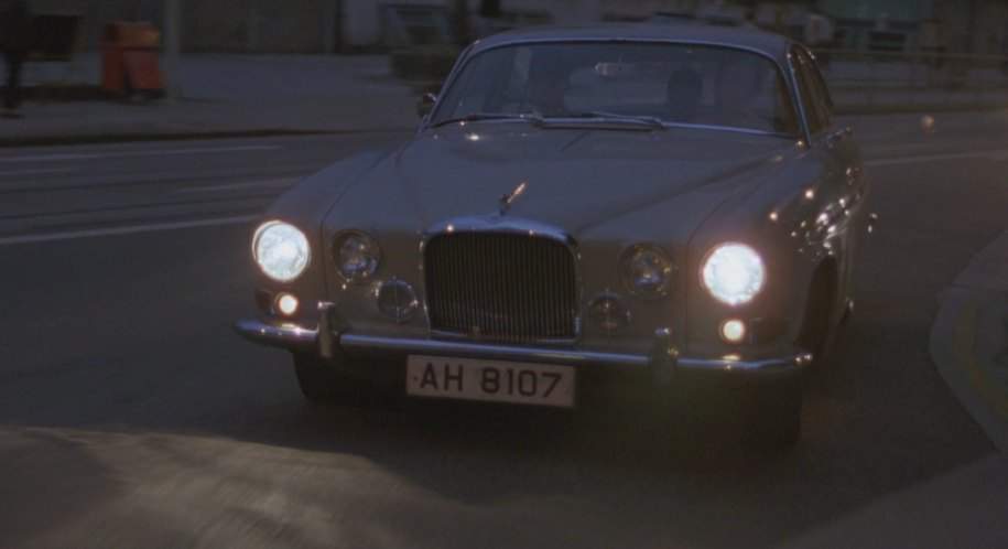 1962 Jaguar Mk.X in Double Impact