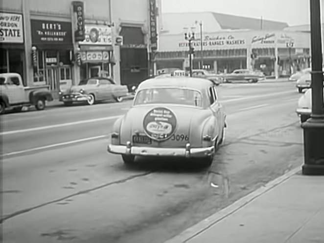 Pontiac Chieftain De Luxe