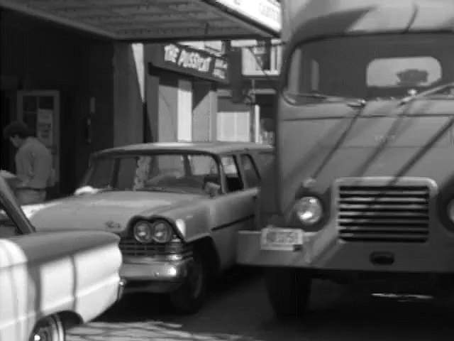 Plymouth De Luxe Suburban