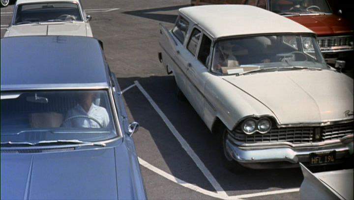 Plymouth De Luxe Suburban