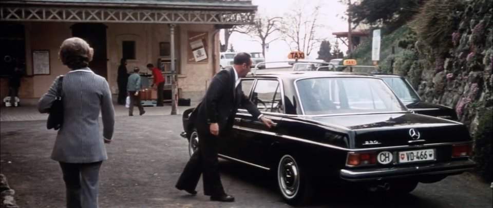 Mercedes-Benz 230