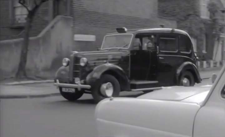 1957 Austin FX3 Taxi in Man Detained
