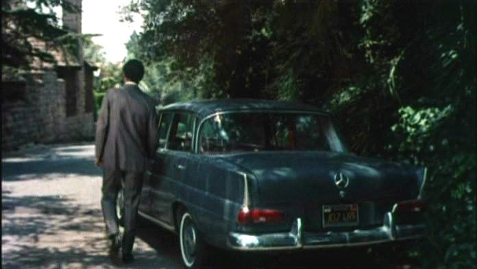 Mercedes-Benz 220