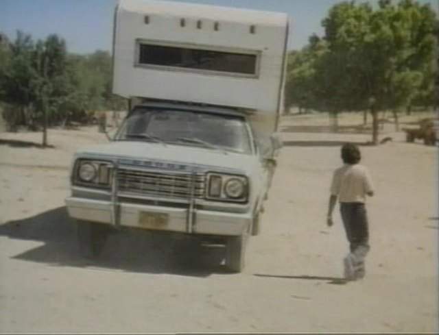 1977 Dodge D-200 in The Border