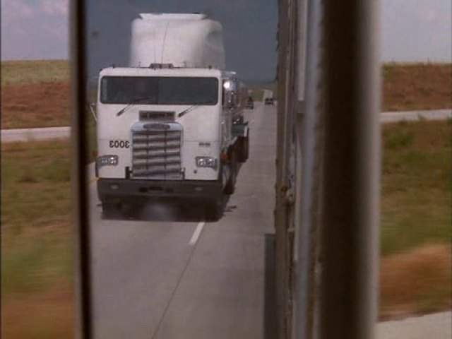 Freightliner FLA 104