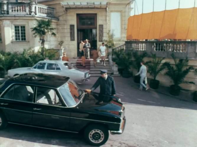 Mercedes-Benz 220