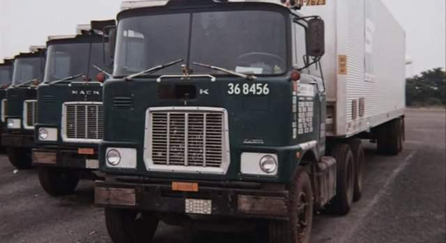 Mack F-700