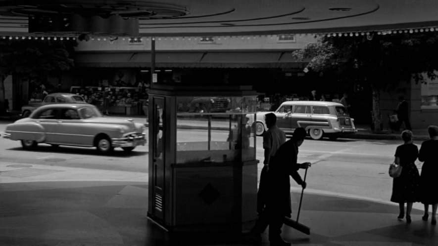 Pontiac Chieftain De Luxe