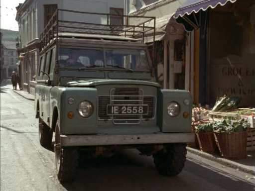 Land-Rover 109'' Series III Station Wagon