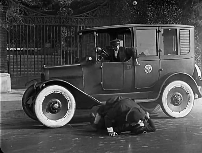 1922 Yellow Cab Model O in Cops
