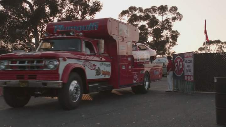 Dodge D-700