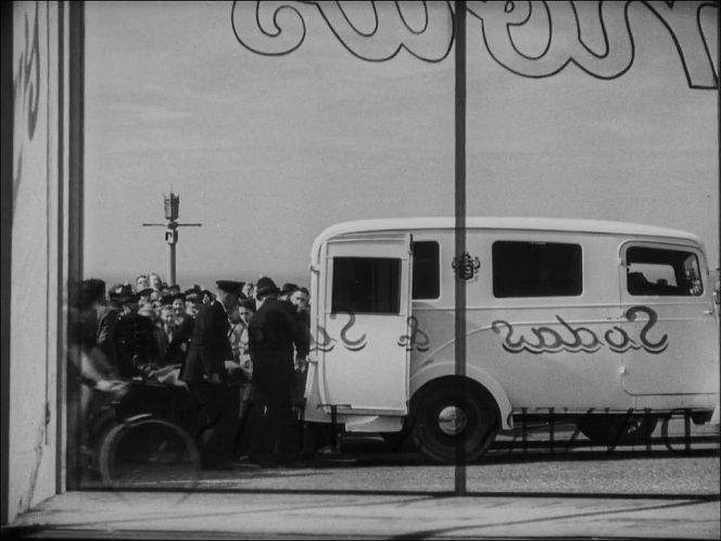 Morris-Commercial C11 Ambulance