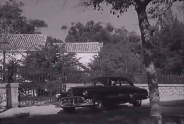 Pontiac Chieftain De Luxe