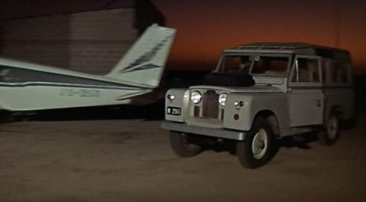 Land-Rover 109'' Series II Station Wagon