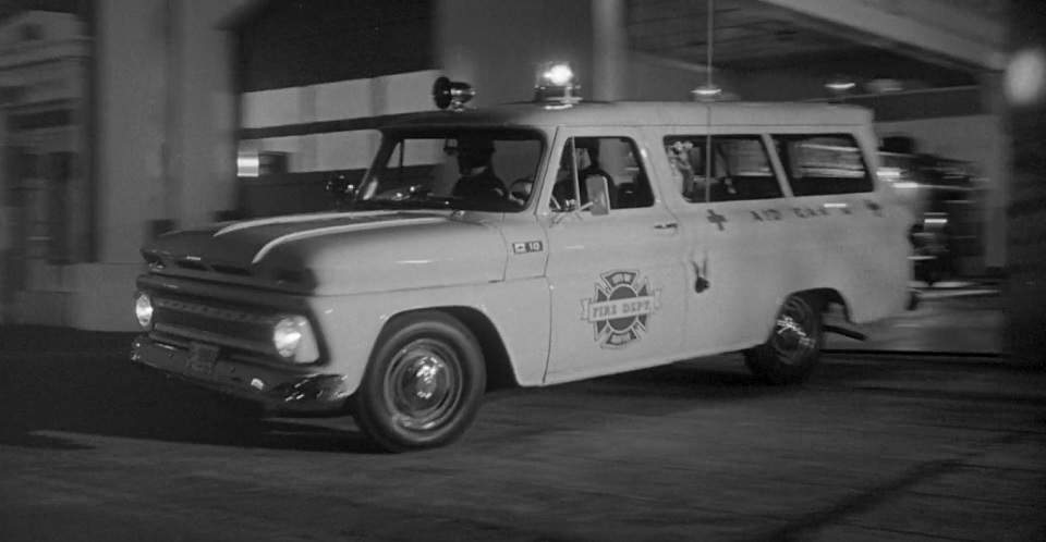 1965 Chevrolet Suburban in The Slender Thread