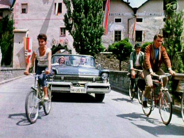 1957 Mercury Montclair in Immer die Radfahrer