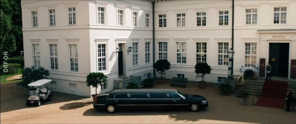 Lincoln Town Car Stretched Limousine