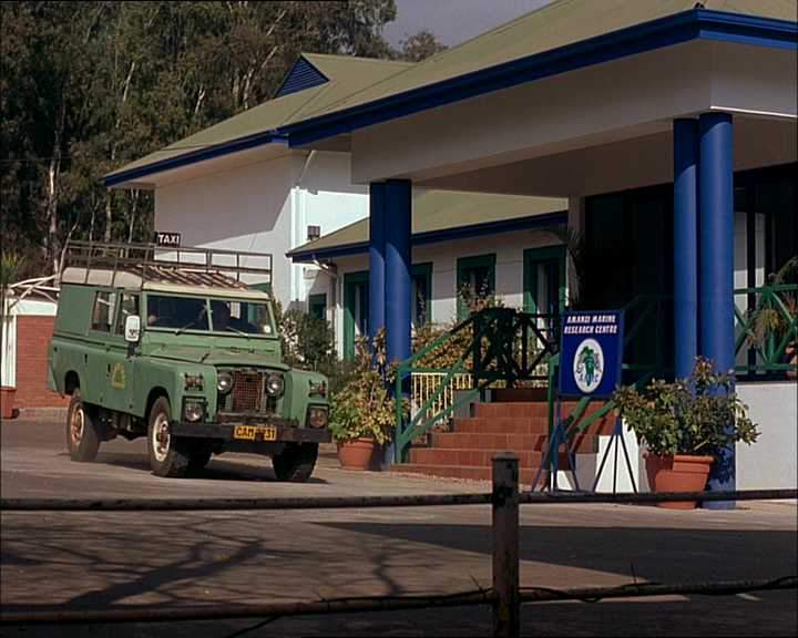 1958 Land-Rover 109'' Series II Station Wagon in Shark Attack 2