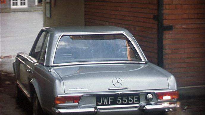 1967 Mercedes-Benz 250 SL W113 in Killing Me Softly
