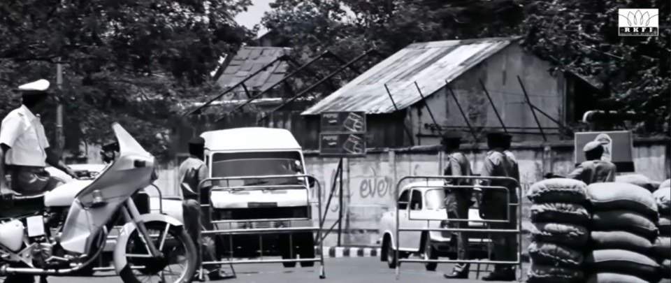 1987 Tempo Traveller in Hey Ram