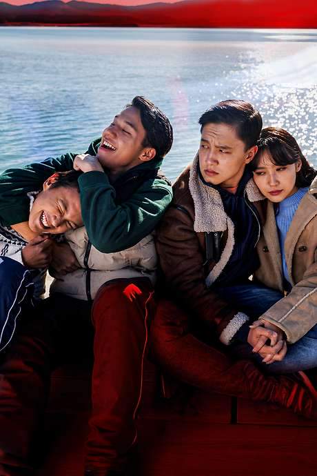 In a small town beside Issyk-Kul, Aktan, a student with aspirations of joining the National Security Committee, witnesses a profound injustice. When a local deputy uses his power to shield his son, Alan, from the consequences of his actions, Aktan and his friend Kuba take matters into their own hands. Frustrated by the failure of the legal system, they seize the courthouse armed with weapons, challenging the established order and risking everything in their pursuit of justice.