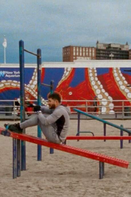 When a lonely boxer loses his best friend, he becomes adrift.