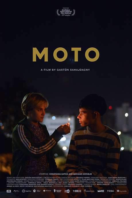 Mariano rides his motorbike from the outskirts into downtown Córdoba, sharing nocturnal rides and wandering the city's hidden streets with Constanza. As a new law permits profiling arrests, the pair navigate demonstrations and fairs, and their connection deepens amid the urban landscape.