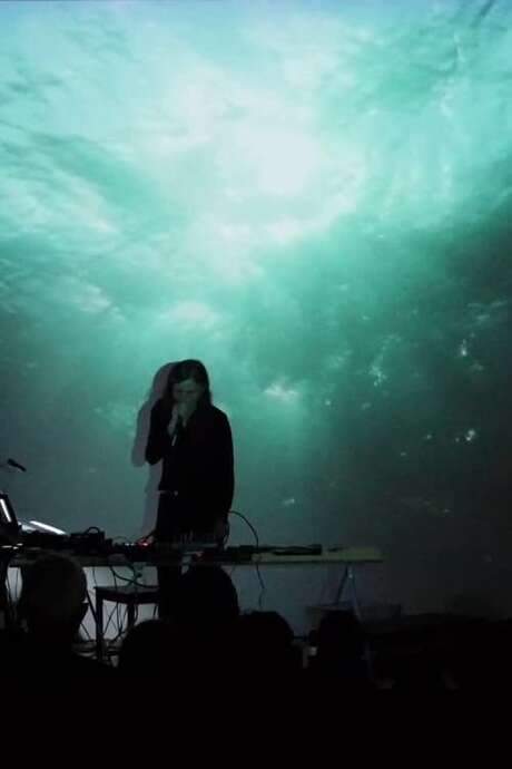 Liz Harris, known for her work as Grouper, creates immersive sonic landscapes as Nivhek. The double album, After its own death / Walking in a spiral towards the house, explores richly detailed inner worlds through enigmatic vibrations and voices. The music combines Mellotron, guitar, field recordings, tapes, and manipulated effects. Accompanied by visuals from experimental filmmaker Takashi Makino, originally created for live performances, this work is characterized by its stark, primordial atmosphere, evoking feelings of fragility, feverishness, and otherworldliness.