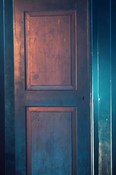 Set in a universe inspired by H.P. Lovecraft, the film follows a museum director investigating the mystery of an ancient door. A book linked to the door’s origins holds a vital secret: it describes the man behind the door. However, possessing only the book prevents seeing him, and the door alone is simply an old wooden artifact. Only when both the book and the door are combined can the man who wrote the book be revealed.