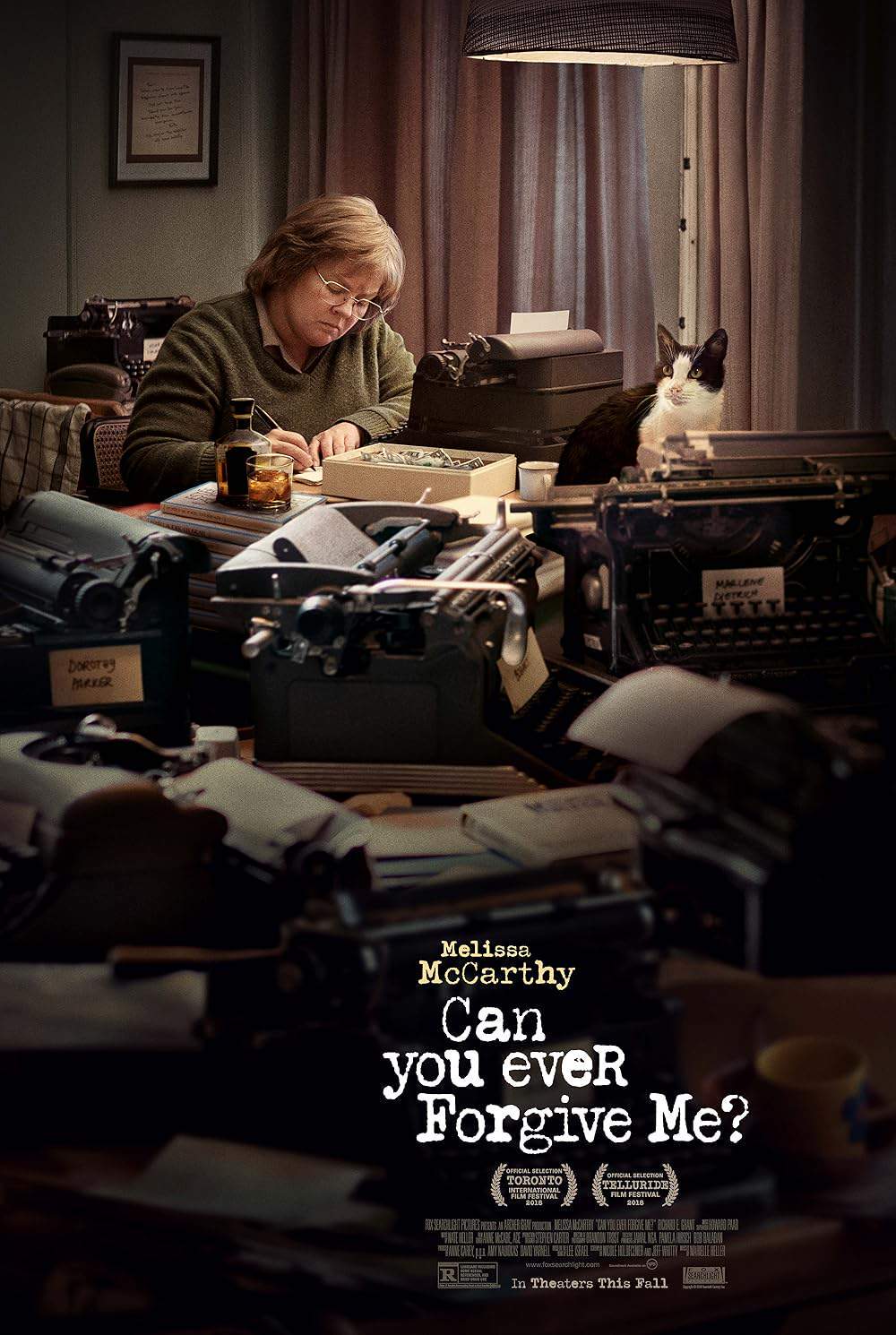 Struggling with writer's block and financial hardship in New York City, author Lee Israel begins forging letters purportedly written by famous writers. As her scheme escalates and her forged documents find buyers, she finds herself increasingly entangled in a web of deceit and must confront the repercussions of her choices and the ethical complexities of her actions.