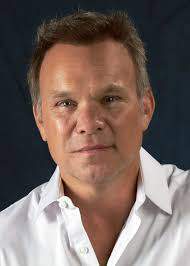Norbert Leo Butz